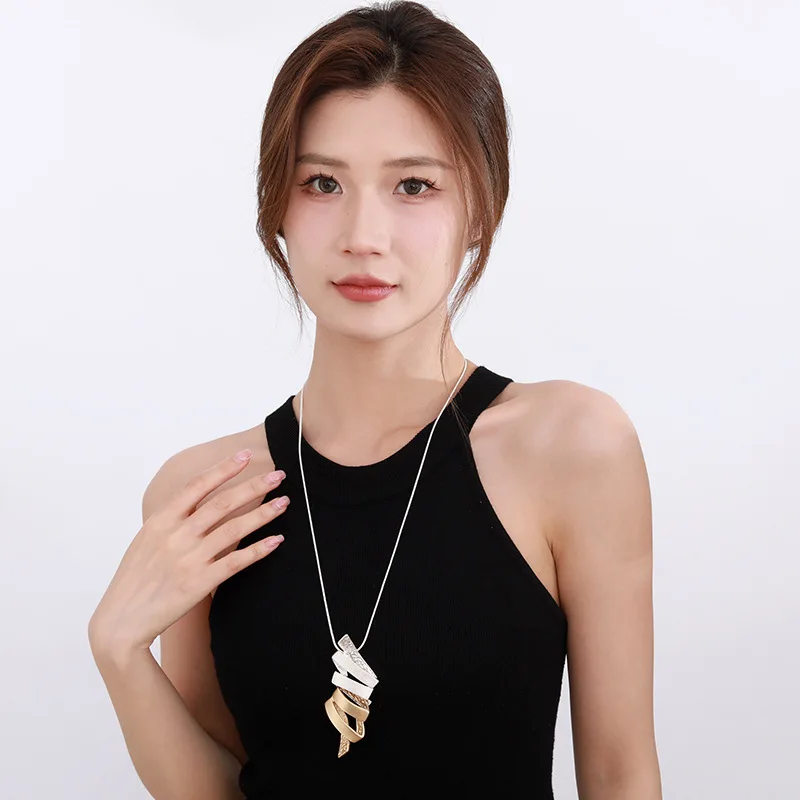 New European and American trendy simple color contrast irregular geometric alloy ladies long necklace wholesale