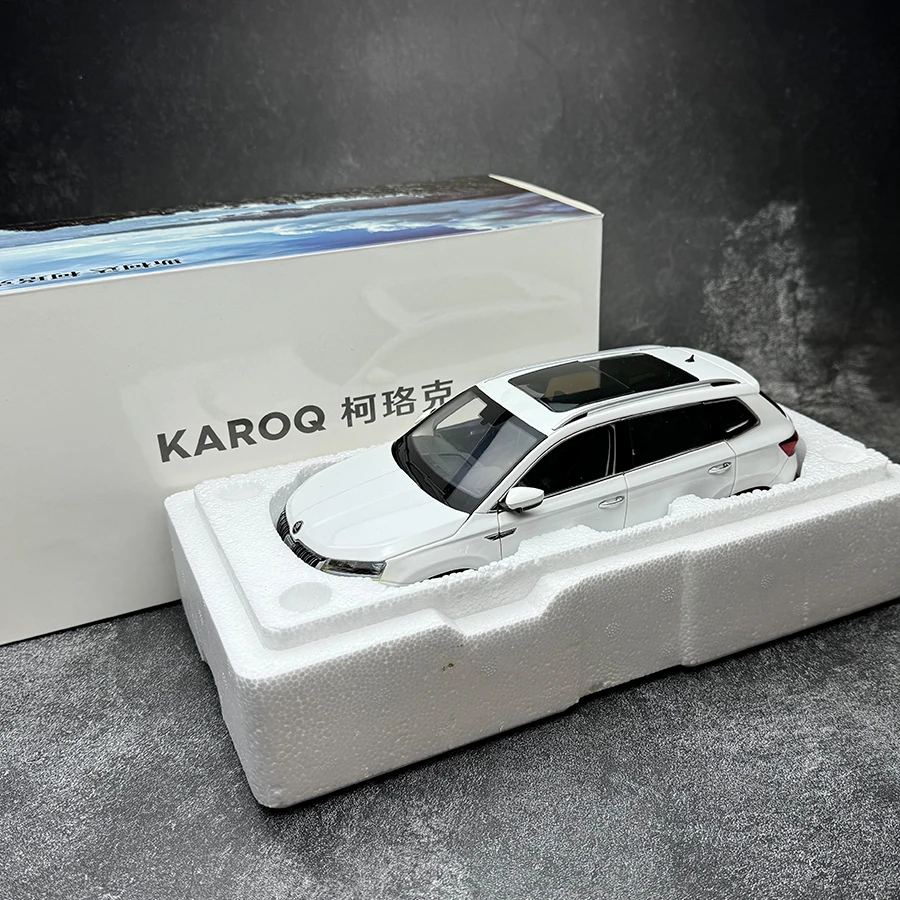 1/18 Scale Skoda KAROQ SUV Static ornament Car model Send to a friend Birthday present Spring Festival gifts