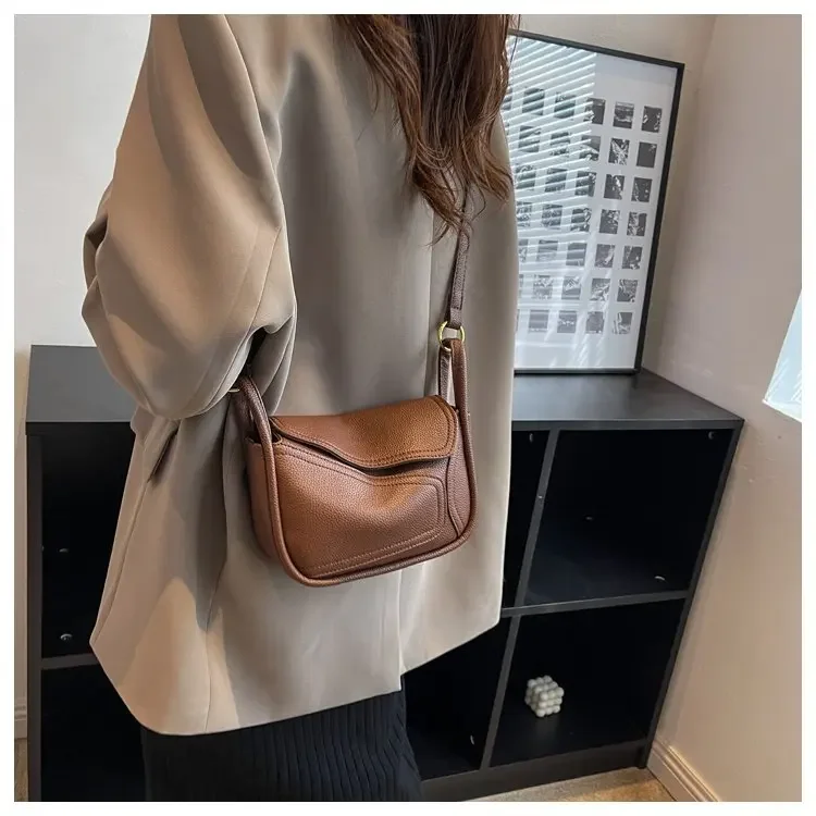 Bolsa quadrada pequena retrô feminina premium 2025, nicho portátil, versátil para deslocamento, bolsa mensageiro de ombro único