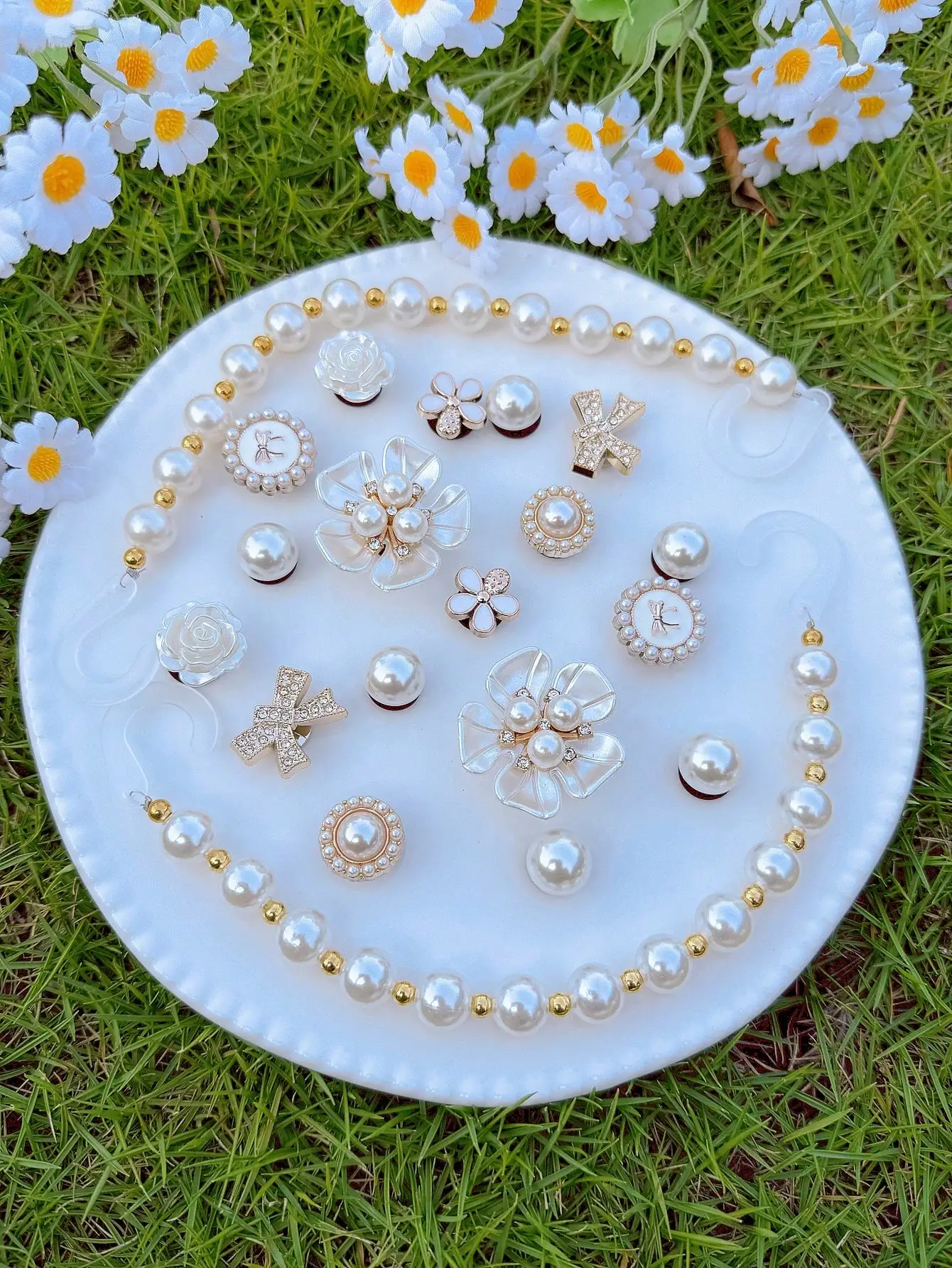 20 pieces of hole-patterned shoe accessories: casual camellia flowers, small white flowers, small butterflies, beige rose-patter