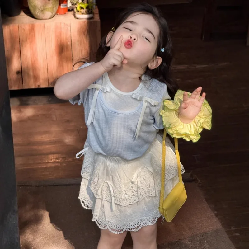 

Girls' Summer Outfit Set 2025 Children's Clothing Fake Two-piece T-shirt Short Sleeved Doll Shirt and White Short Skirt