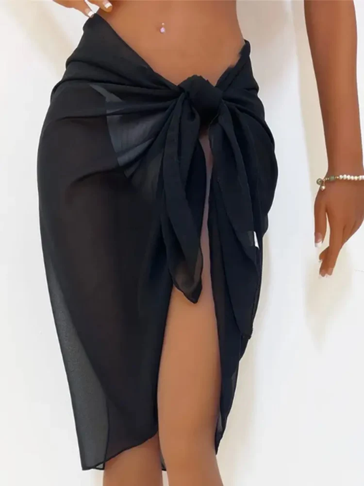 Um envoltório feminino de uma peça com renda aberta transparente, sensual e chiffon.