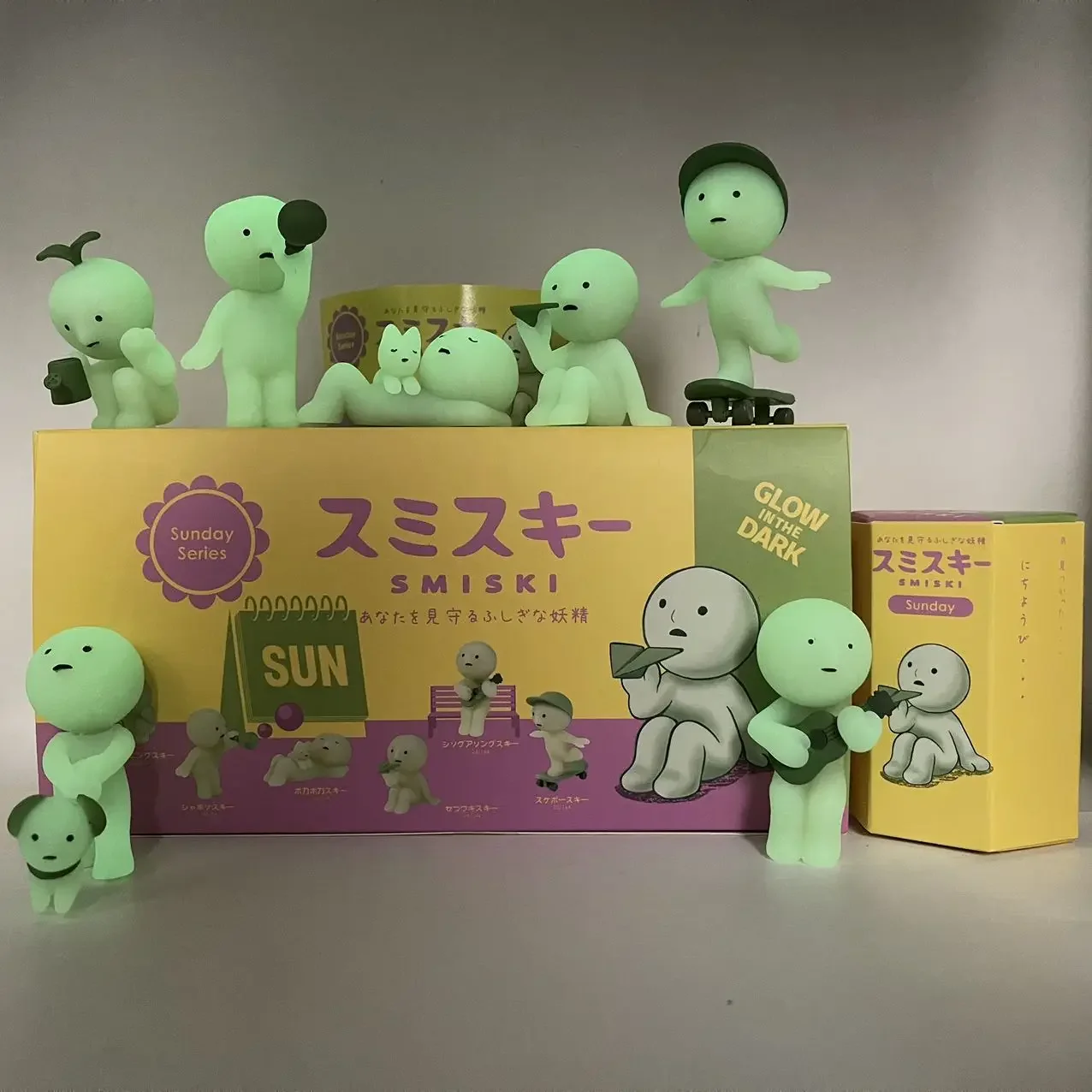 Caja ciega de la serie Smiski Sunday, figura de Anime que brilla en la oscuridad, modelo de muñeca, colección de adornos de escritorio, regalo de cumpleaños para fanáticos de los niños