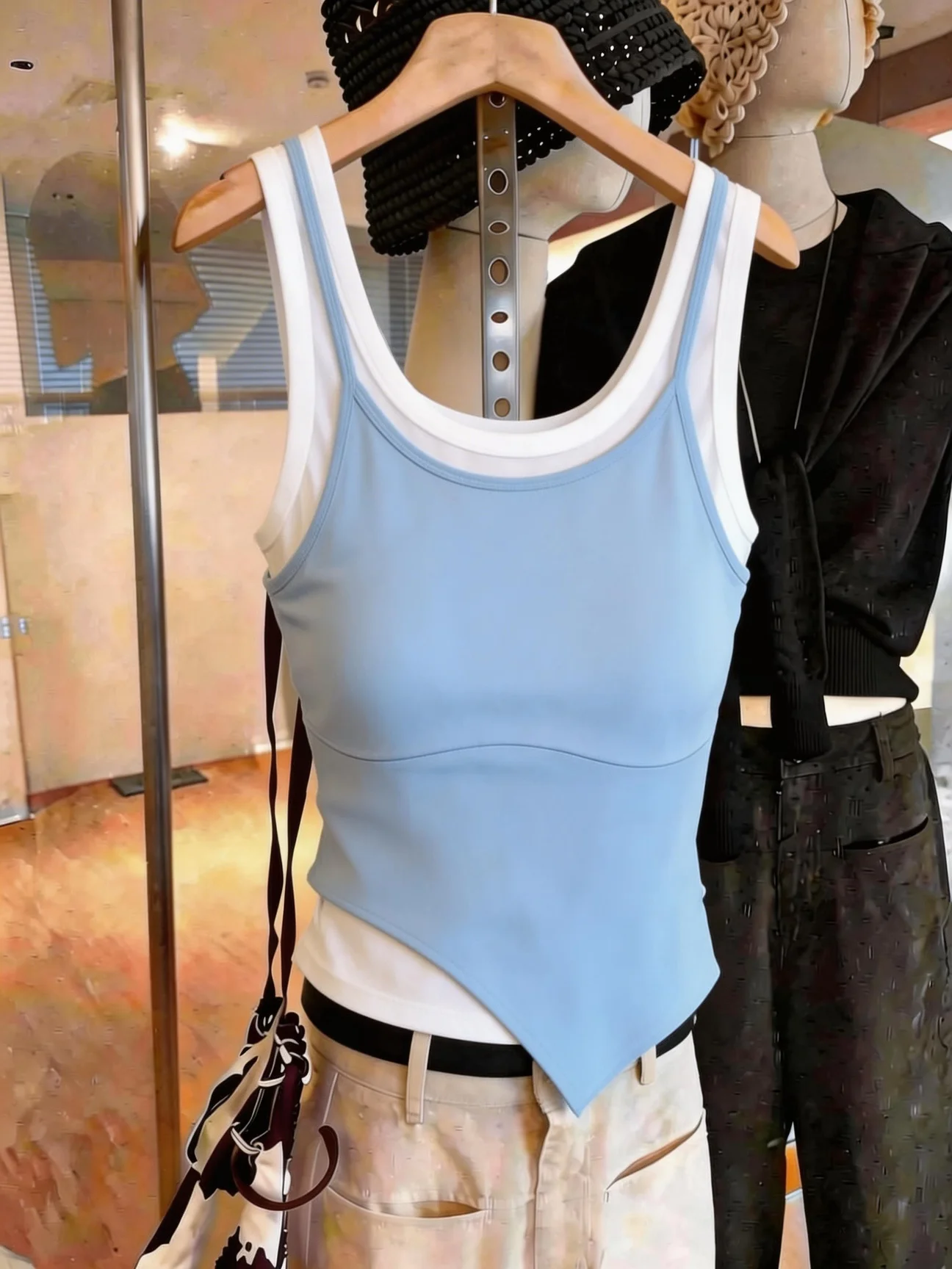 Camiseta sin mangas asimétrica azul claro para mujer, top corto con espalda hermosa y diseño que cubre el pecho lateral