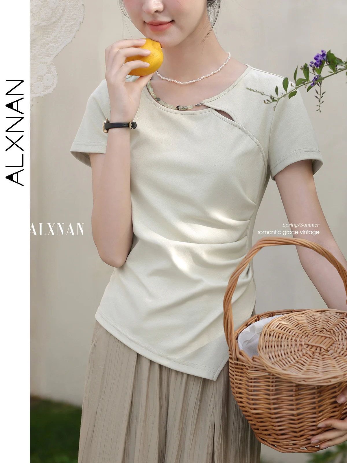 ALXNAN dames T-shirt lichtgroen slim fit katoen korte mouw T-shirt 2025, zomer nieuwe elegante kralen ontwerp vrouwelijke tops L53719