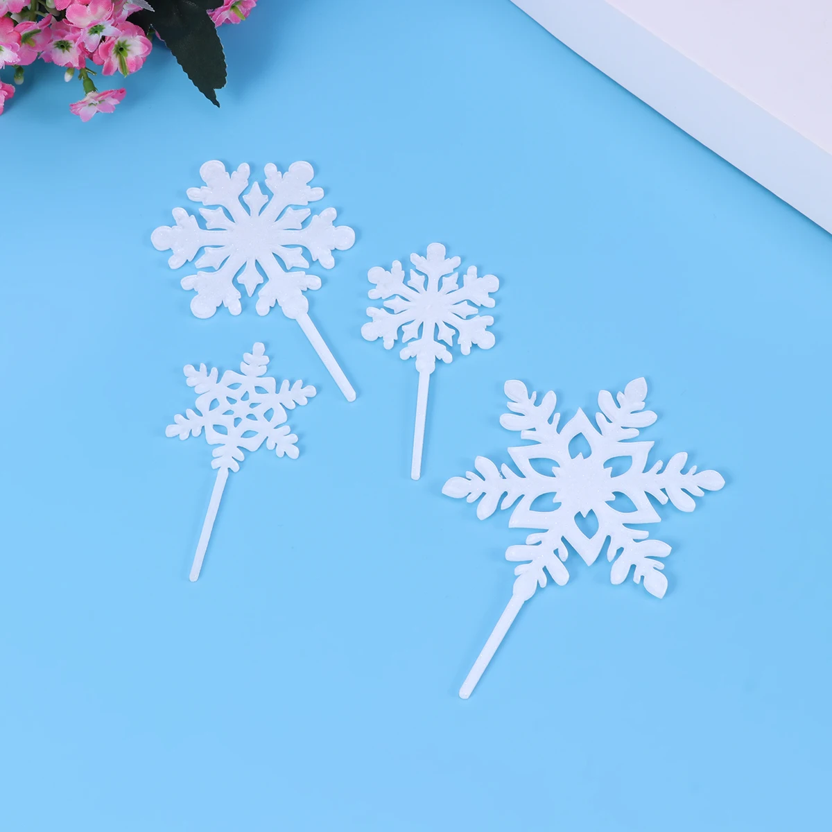 

8pcs Snowflake Cake Toppers White Glitter Acrylic Picks Food Decoration Supplies for Christmas Wedding Birthday Parties