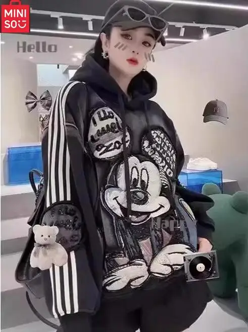 MINISO เสื้อฮู้ดดี้ลายมิกกี้เมาส์ ดิสนีย์ งานปักอย่างดี สำหรับผู้ชายและผู้หญิง ฤดูใบไม้ผลิ ฤดูใบไม้ร่วง รุ่นใหม่ เสื้อฮู้ดคู่รัก สไตล์ลำลอง แฟชั่น