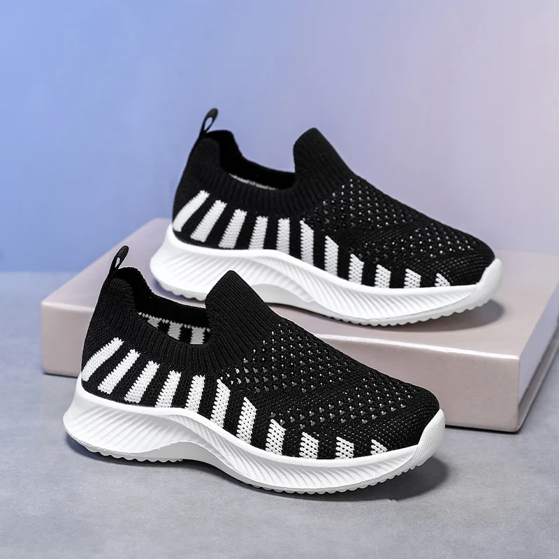 

Пара детских спортивных кроссовок с удобной конструкцией, облегающей стопу, а также нескользящей и износостойкой подошвой, модель LR-262.