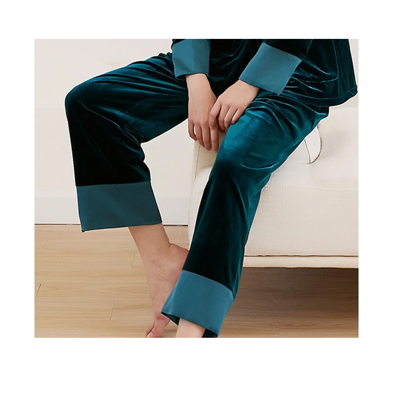 Hochwertiges Damenanzug-Set aus Seidensamt, Mantel und Hose in französischer, eleganter, lässiger Homewear-Anmutige Atmosphäre. Bequem weich.