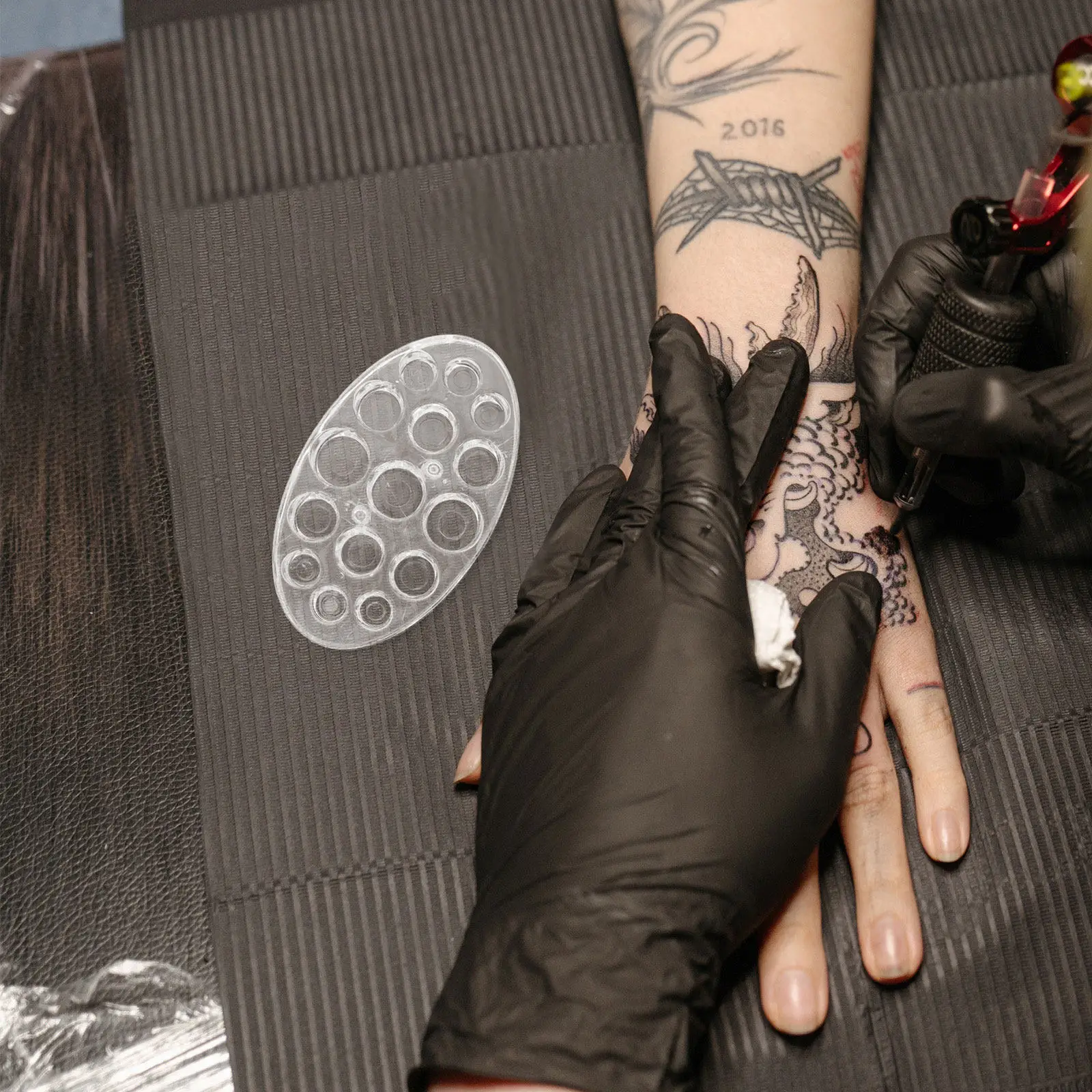 

2Pcs Tattoo Ink Cup Holder Oval Pigment Rack 15-Slot Mixing Tray Stable Ink Cup Organizer for Tattoo Use Oval Pigment Tray