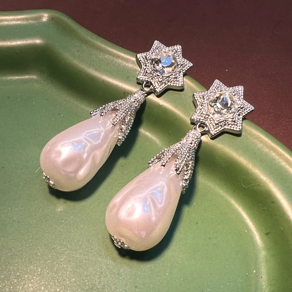 Summer high-end white water drop earrings, elegant and refreshing niche design light luxury plated real gold versatile pearl ear