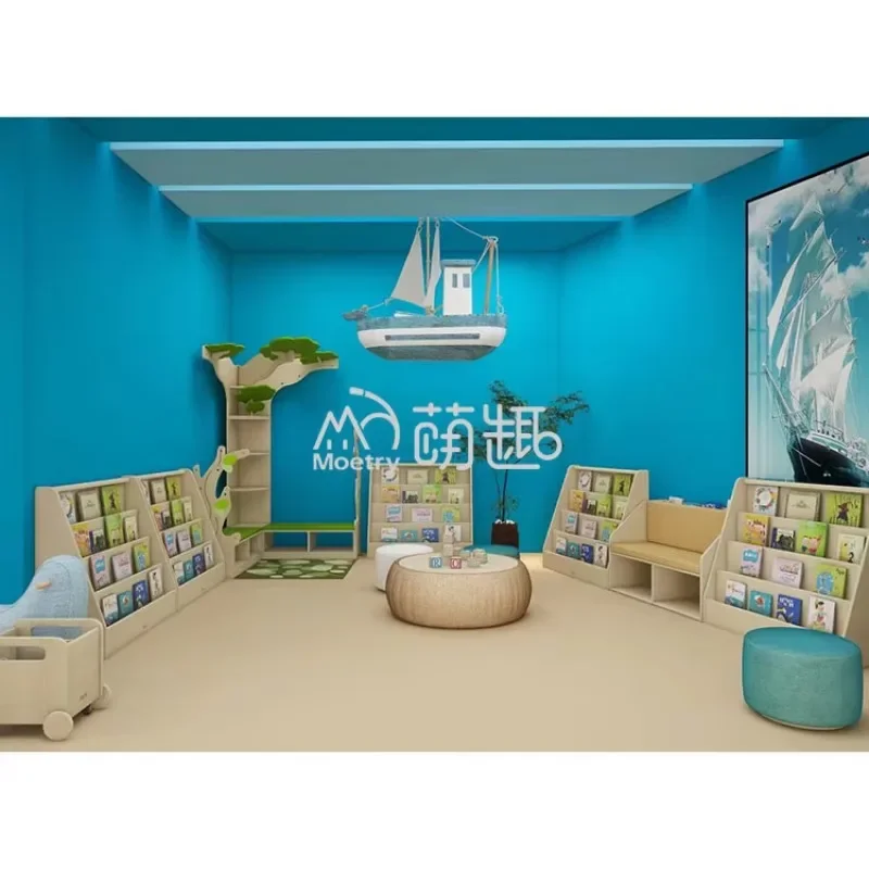 رف كتب على شكل شجرة بتصميم خالٍ من الحركة لمكتبة الرعاية النهارية للأطفال، تصميم غرفة القراءة، موضوع شاطئ الغابة