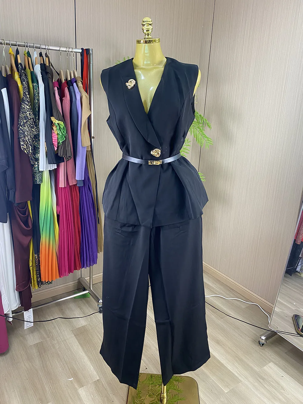 A modern, stylish sleeveless V-neck two-piece set—versatile for everyday social occasions.-GZXX1163