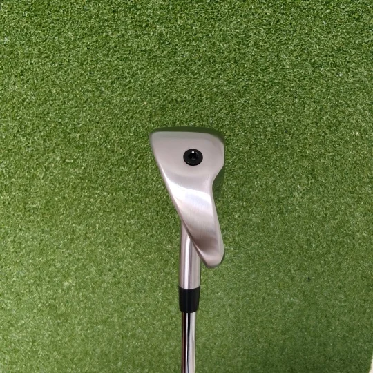 Mini mazze da golf in ferro forgiato per destrimani con logo personalizzato impostate lavorazione CNC testa in ferro fresato con impugnatura in gomma