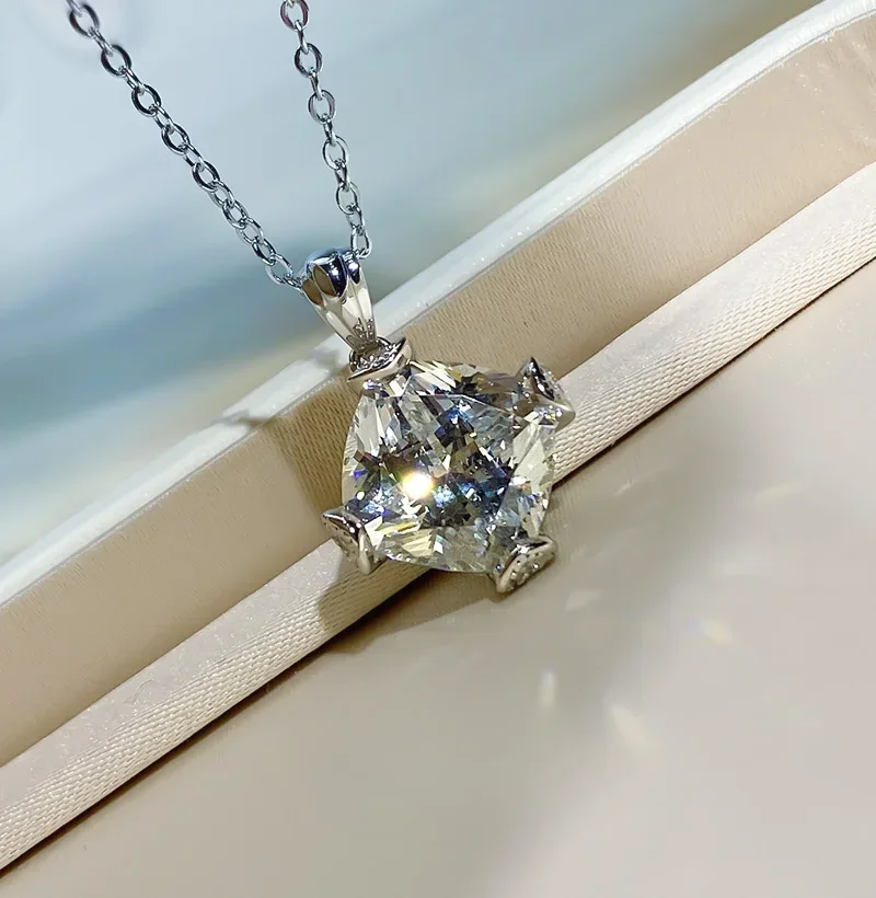 Desire Necklace New Women's Colorless 8 Carat Imitation Diamond Imported High Carbon Diamond 925 Sterling Silver Pendant