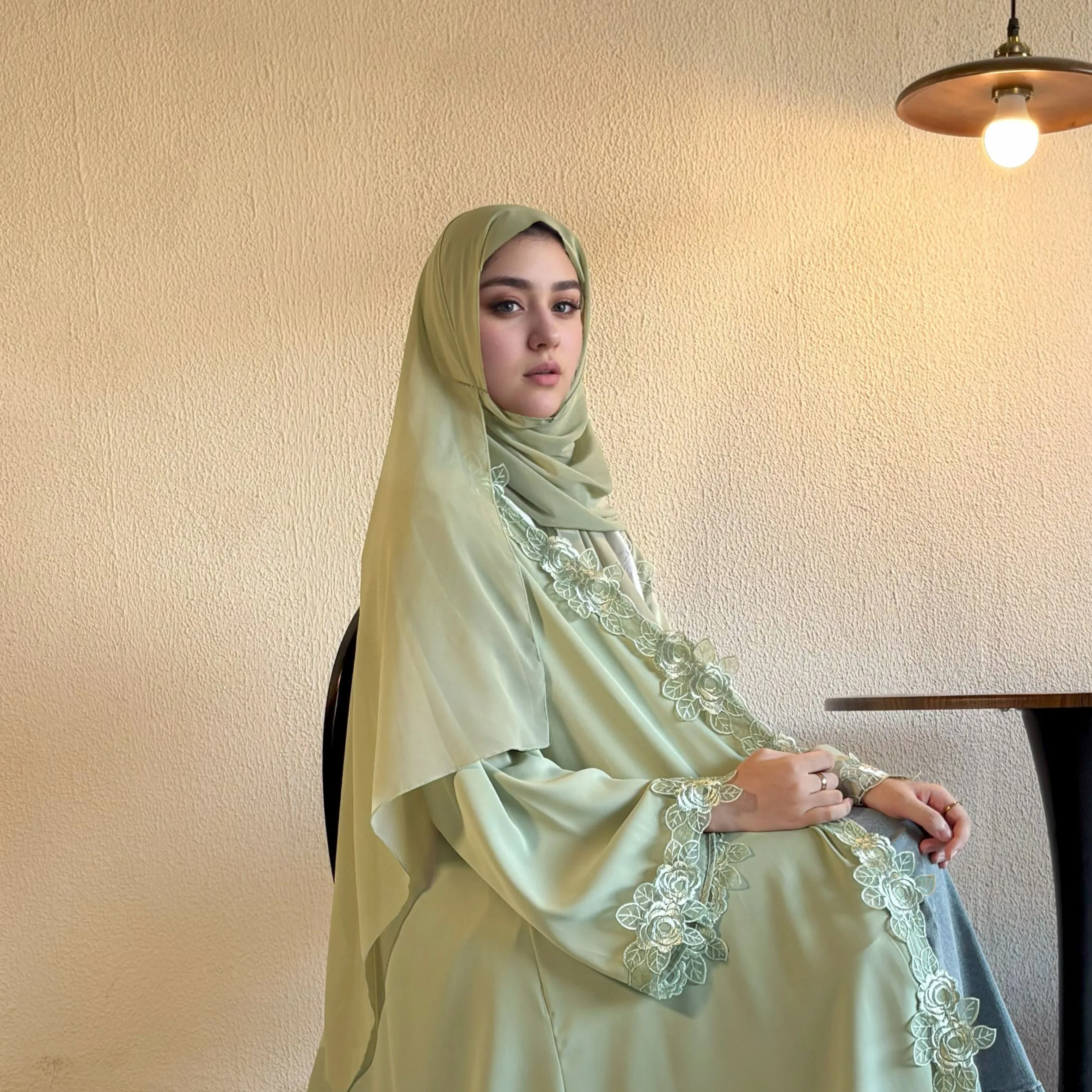 مجموعة عباية خضراء حكيمة ناعمة مع تطريز وردي من الدانتيل ثلاثي الأبعاد قماش ثنيات متطابق للحجاب صورة ظلية أنيقة فضفاضة