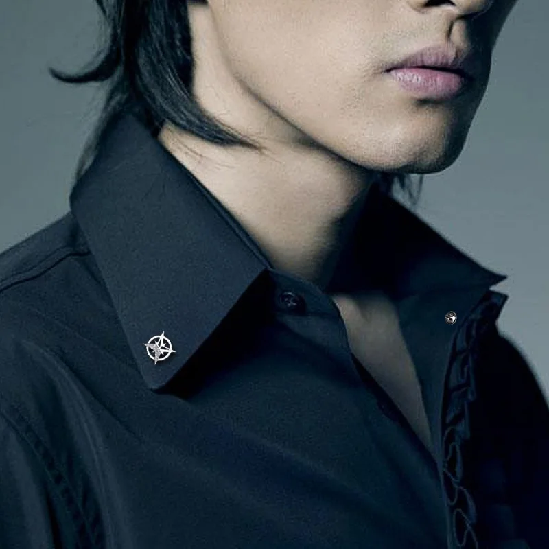 بدلة رجالية بإبزيم ربطة عنق على الموضة وياقة قميص وزر مشبك ربطة عنق عصري وفريد من نوعه