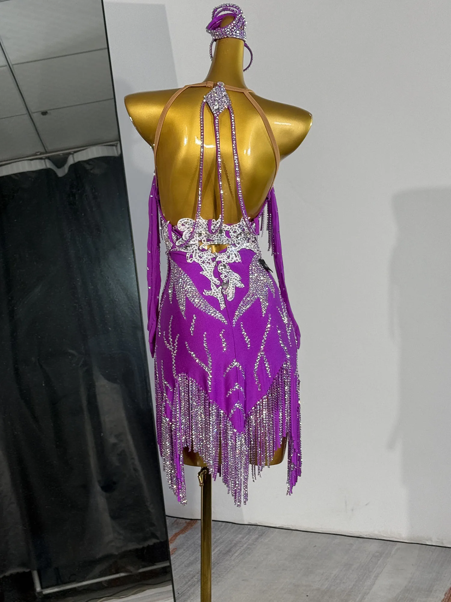 

Фиолетовое платье для латинских танцев на заказ — полностью индивидуальное платье с бахромой, уникальный стиль и украшением из кристаллов