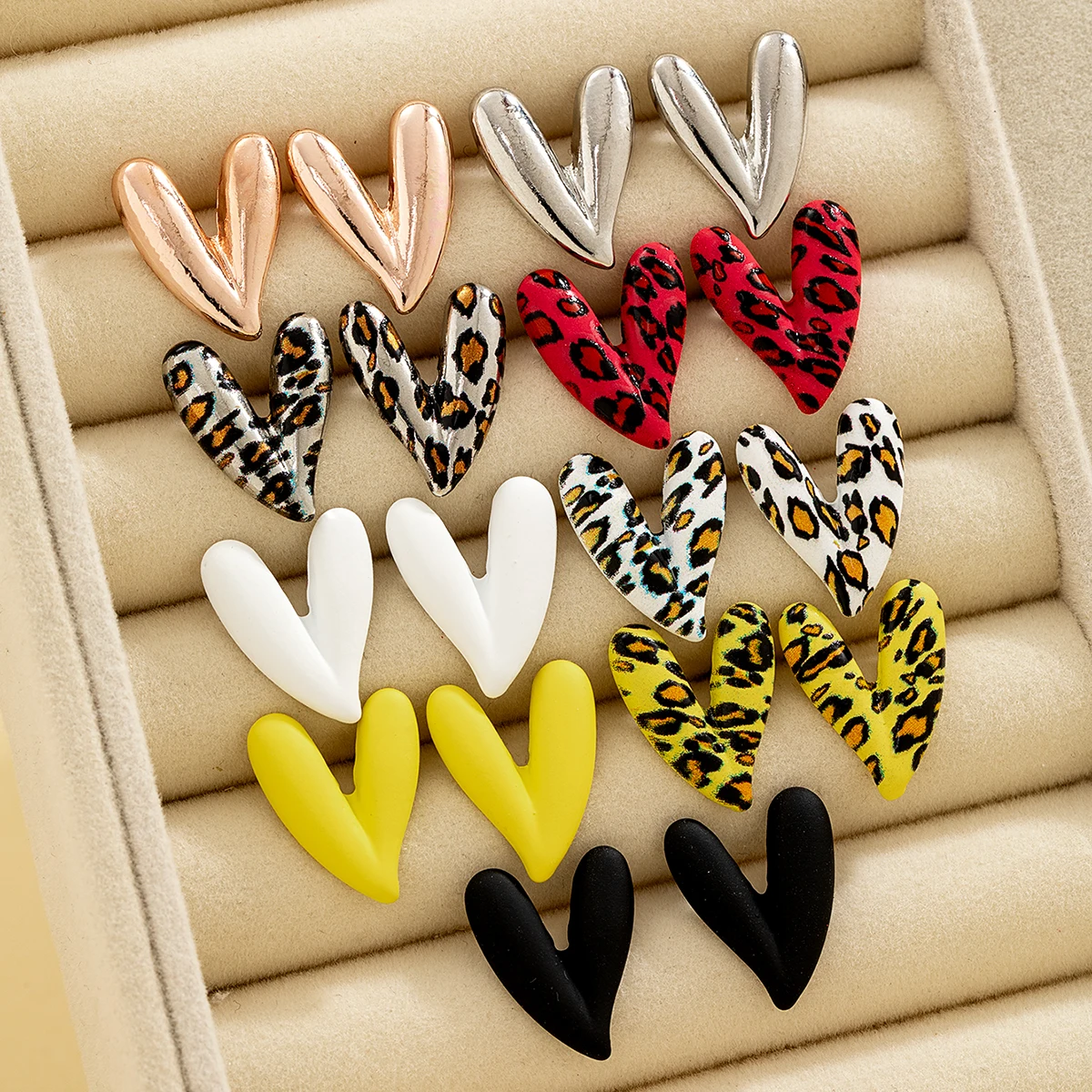 1 pair of fashionable and sexy colored painted leopard print heart-shaped earrings for women, versatile for daily use