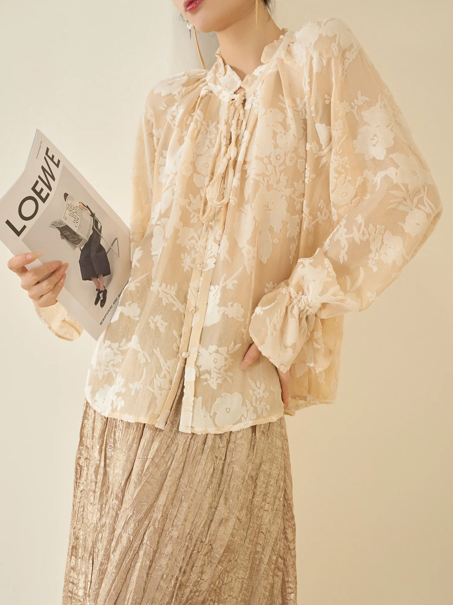 

Весна 2026: Новая коллекция женских блузок Flowing Era с бантом, роскошная легкая блузка с цветочным узором, стандартная длина рукава, полиэстер...