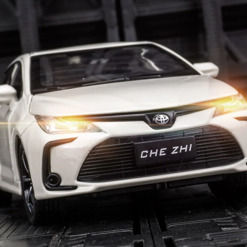 1:32 Toyota Corolla 합금 모델 장식품 컬렉션 어린이 선물 문은 음향 광학 풀백 장난감을 여길 수 있습니다.