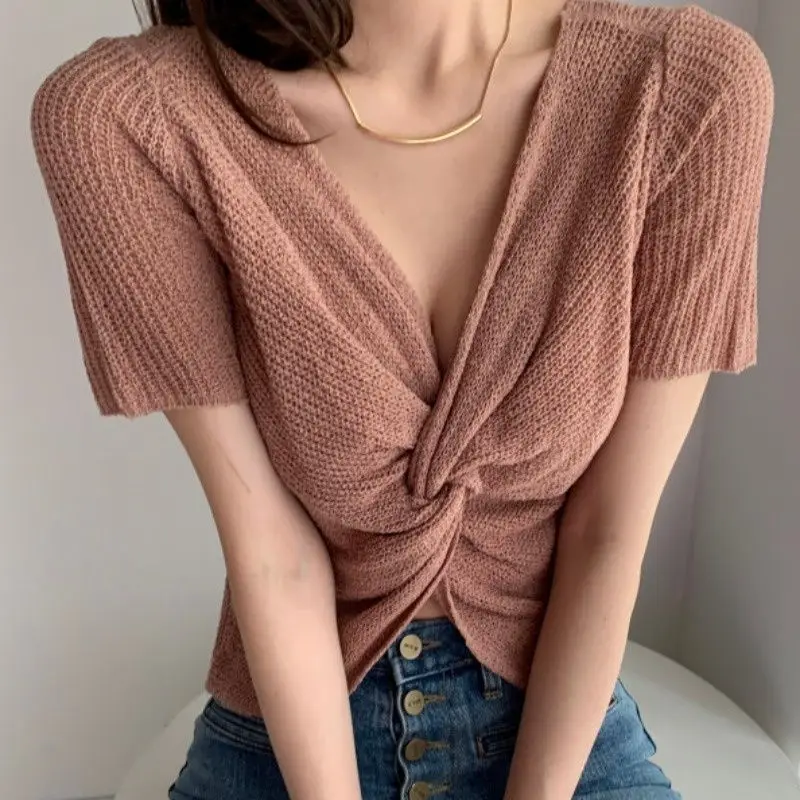 تصميم ريترو متماسك على شكل حرف V مع سترة علوية عصرية بأكمام قصيرة من الأمام والخلف مكونة من قطعتين