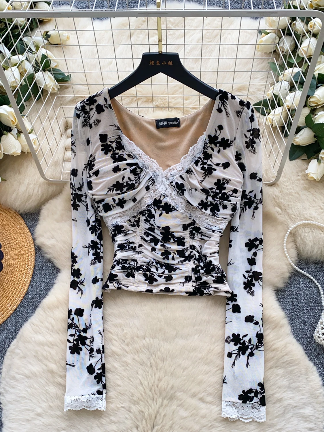 

Women White Y2k V-Neck T-shirt Vintage Harajuku Aesthetic Gyaru Lace Patchwork Tee Top Long Sleeve T-shirts 2000s Clothes 2025