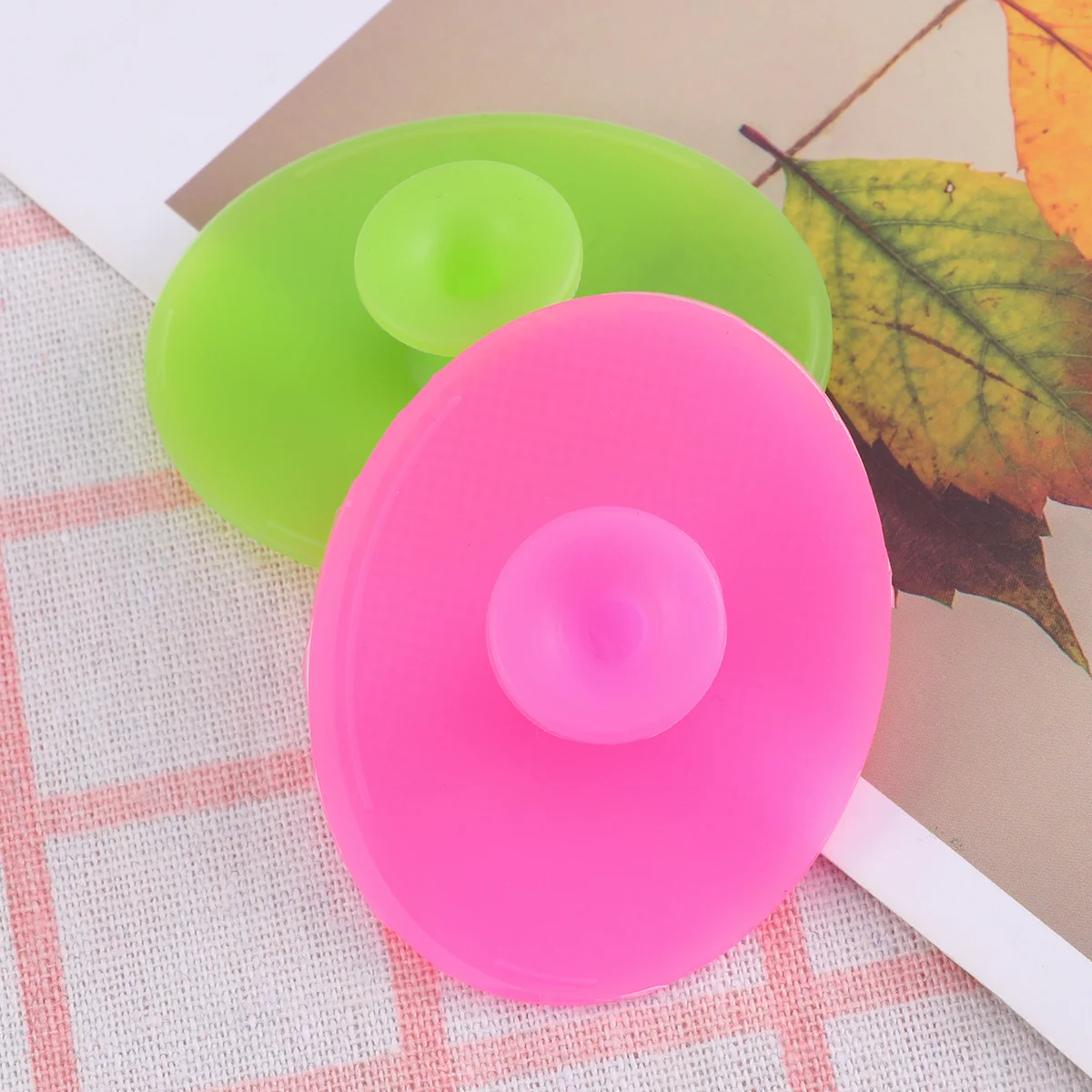 แปรงซิลิโคนสำหรับผิวหน้า 2 ชิ้นสำหรับผิวบอบบางด้ามจับกันลื่นป้องกันแบคทีเรียเครื่องมือทำความสะอาดผิวหน้าแบบใช้ซ้ำได้สำหรับทุกวัย