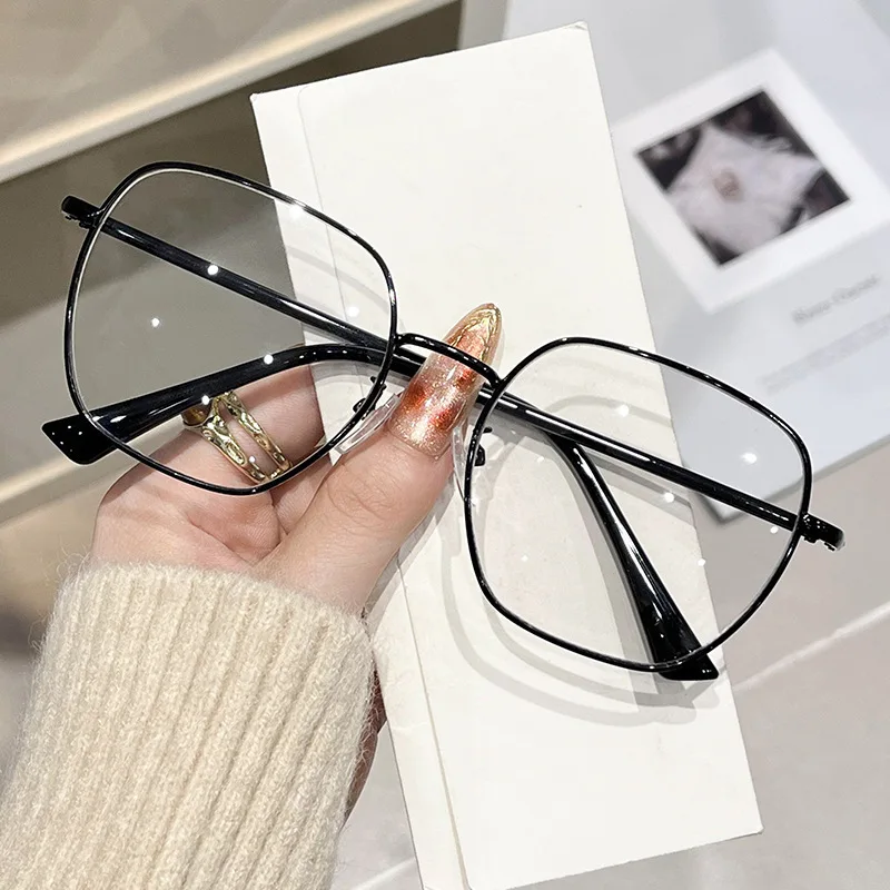Exquisite Klare Schwarze Rahmen-Brille für Damen und Herren, Minimalistische Metall-Quadratbrille, Reise- und Einkaufsbrille, Blaulichtfilter-Brille