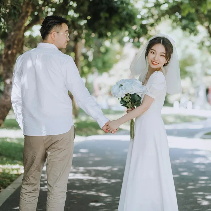 Gaun Pengantin Cahaya Perancis Gaun Putih Satin Sederhana Lokasi Hidup Fotografi Rumput Pernikahan Pertunangan Gaun Kecil Perempuan