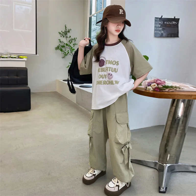طقم تي شيرت وسروال كارجو بأكمام قصيرة مطبوع عليه حروف للفتيات، طقم وصول جديد للمراهقين، ملابس صيفية عصرية للفتيات
