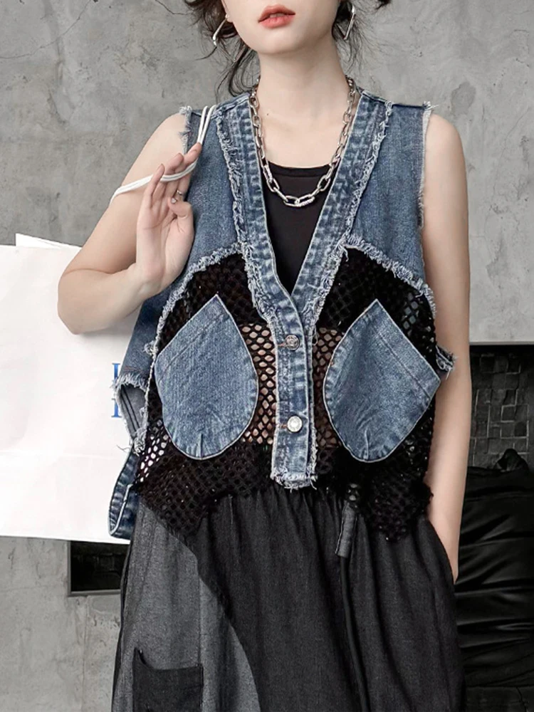 [EAM] Women Denim Hollow Out Splice Big Size Short Vest New V-collar Sleeveless Looe Fit Fashion Tide Spring Autumn 2024 1DH4345