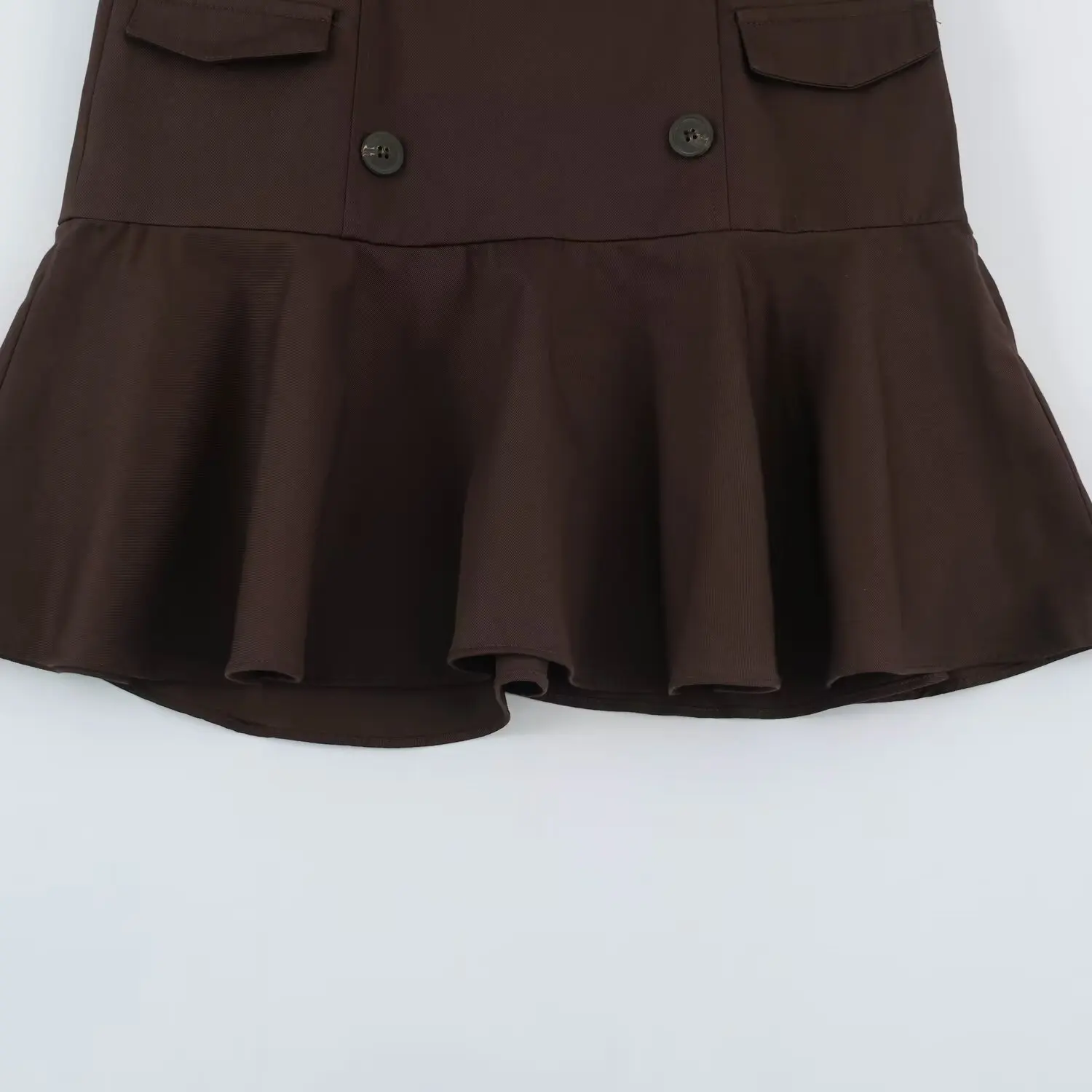 Sommerliches ärmelloses Rüschenkleid für Damen, V-Ausschnitt, hohe Taille, schicke Knopfverzierung, Mini-Kleid, lässiges Damenkleid für den Alltag. – Detail 15