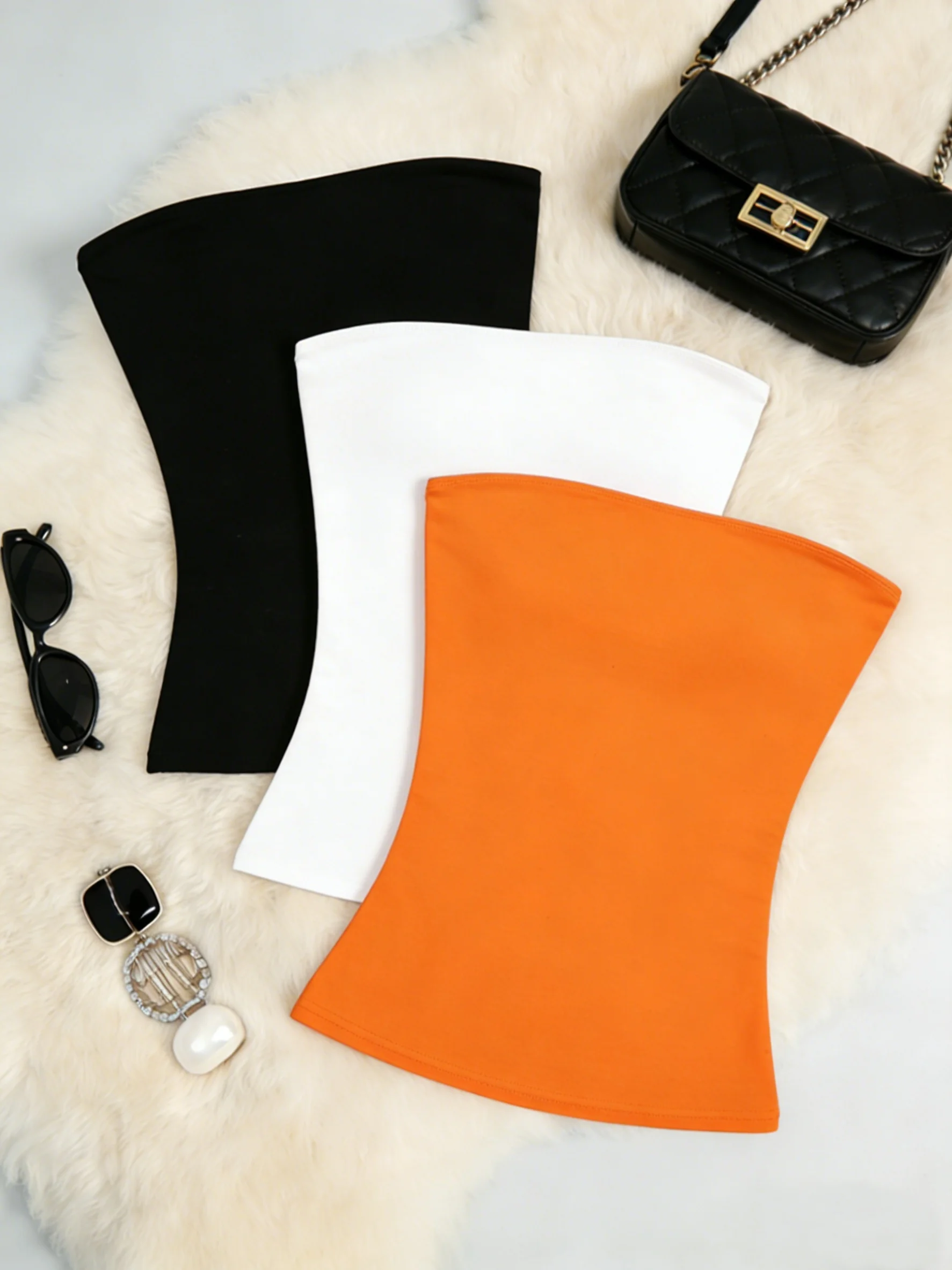 Damen-Set aus dreiteiligem, einfarbigem, trägerlosem Tube-Top, schmal geschnittener, ärmelloser kurzen Weste und lässigem Sommer-Basic-Camisole. – Detail 2