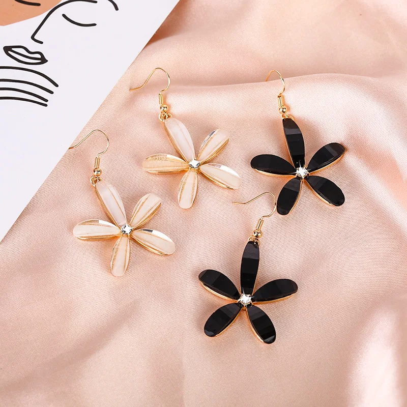 

New Trendy Earrings Women's Exaggerated Petal Earrings Personalized Retro Ears