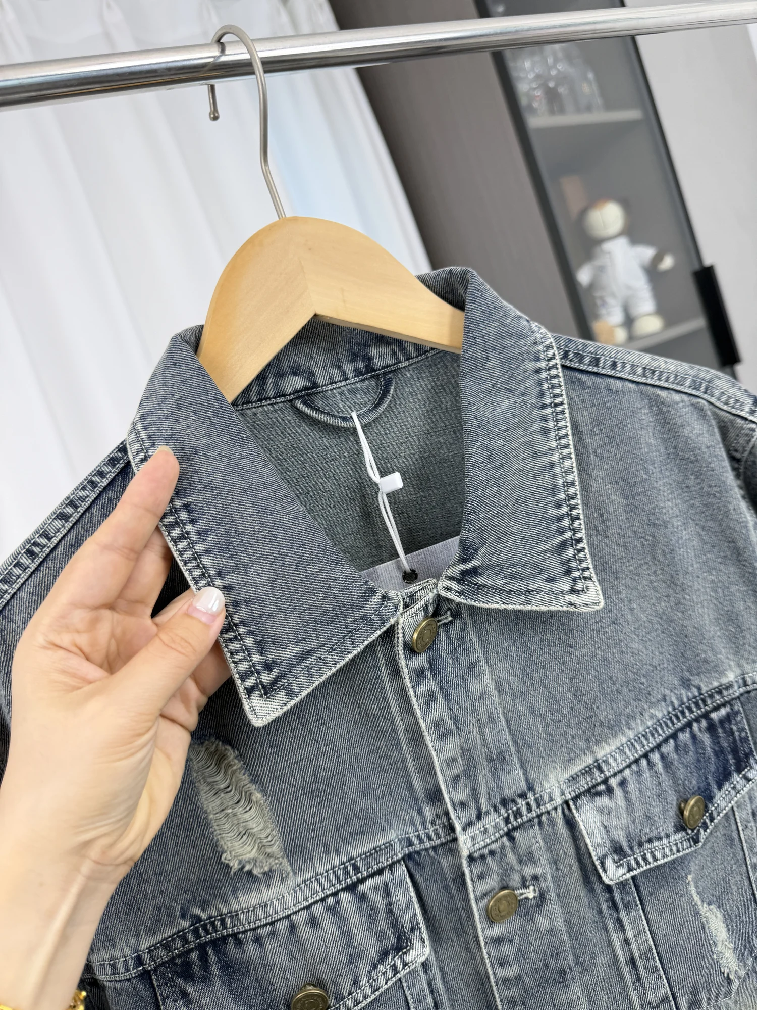 Retro Gradient Tonal Men's Denim Jacket Workwear Style Long Sleeve Loose Fit Collared Coat with Hole for Autumn Season