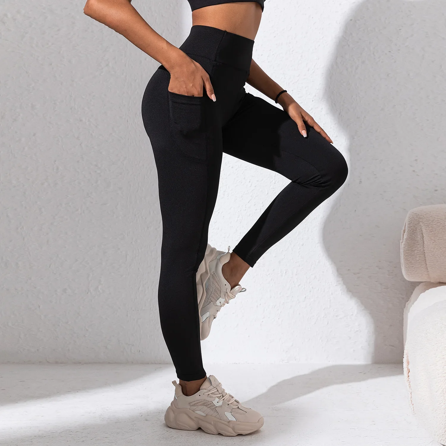 Nude Yoga Leggings Black Push Up Butt Lifting Pants Women Tight Fit Seamless Training Leggings Women Sport Fitness with Pockets