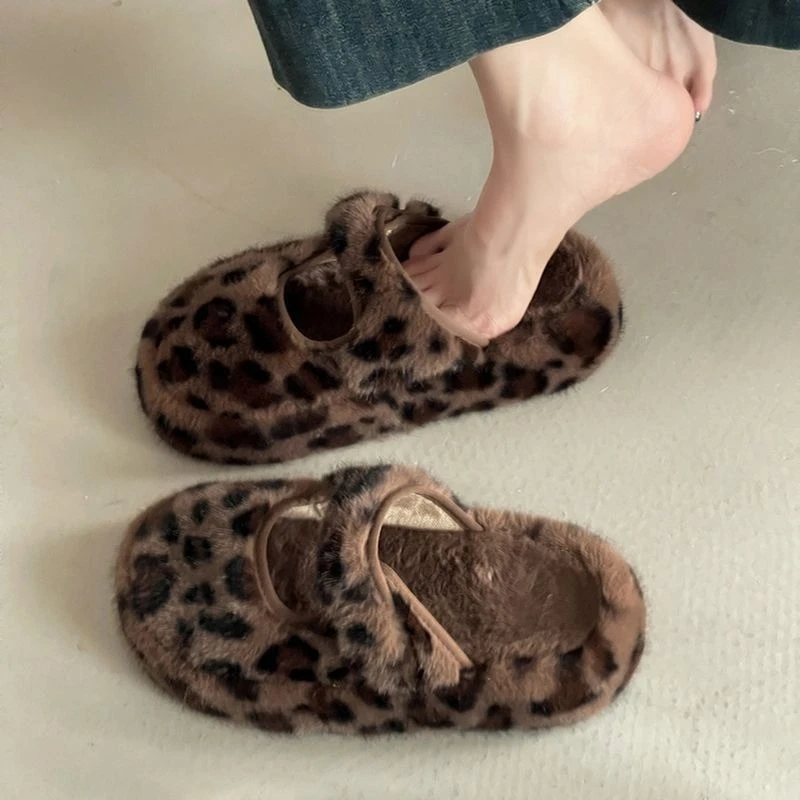 

Indoor and Outdoor Womens Slippers Fashiona Leopard Furry Slippers Autumn and Winter Fluffy Convenient Hook&Loop House Shoes