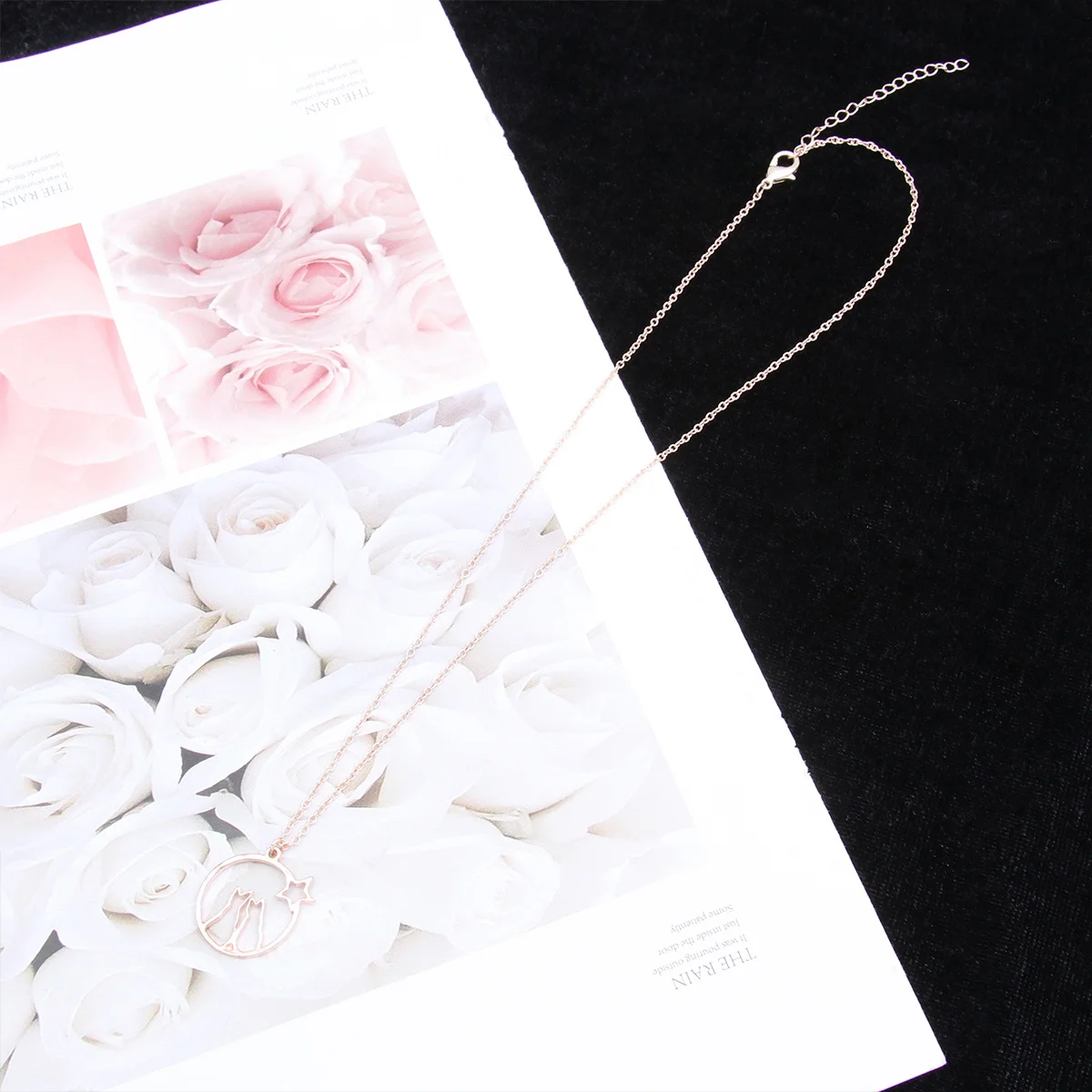 

Rose Golden Hollow-Out Cat Necklace Fine Refinement Neck Pendant Fashion Neck Jewelry All-Match Accessory for Daily Party Use