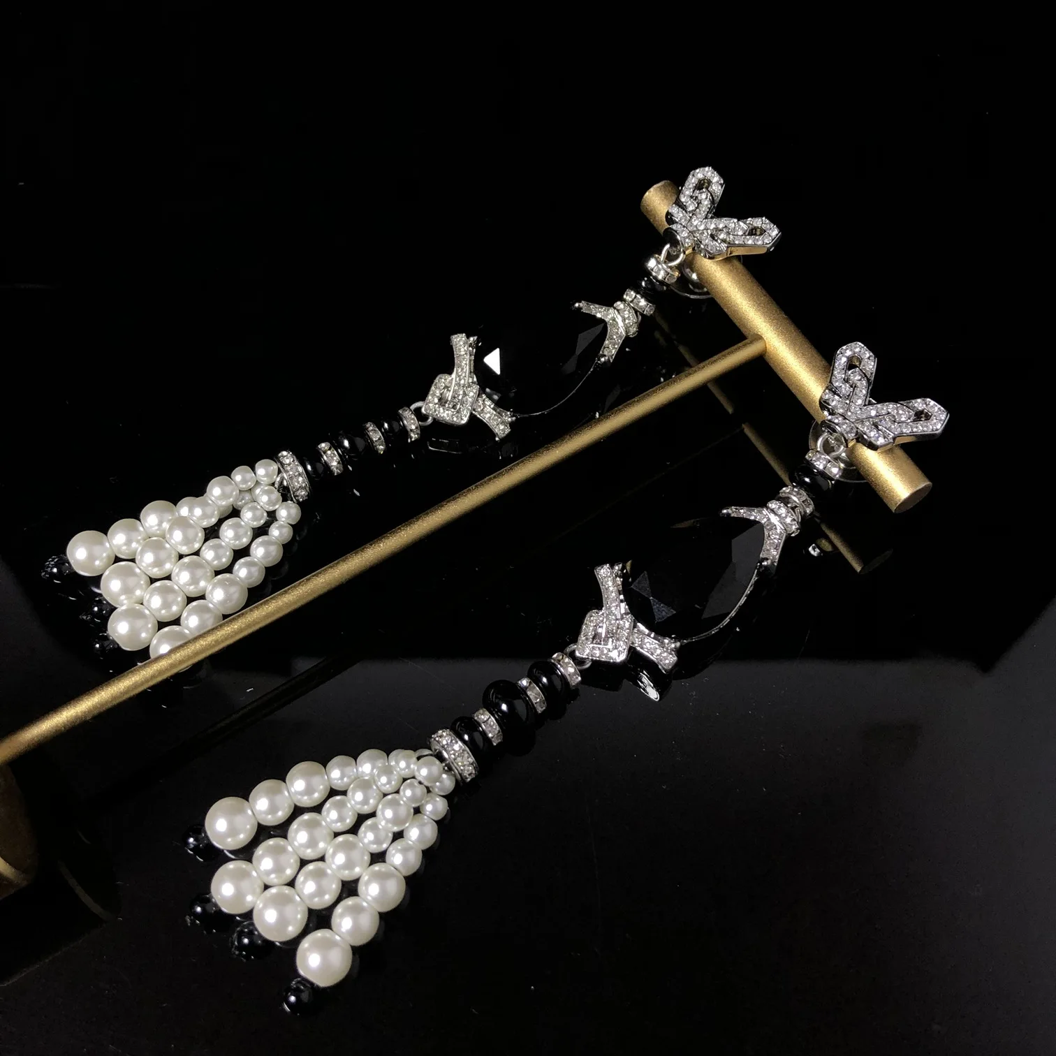 

Универсальные серьги-гвоздики с жемчугом и стразами в ретро-стиле, изысканные и модные, с подвесками-кисточками.