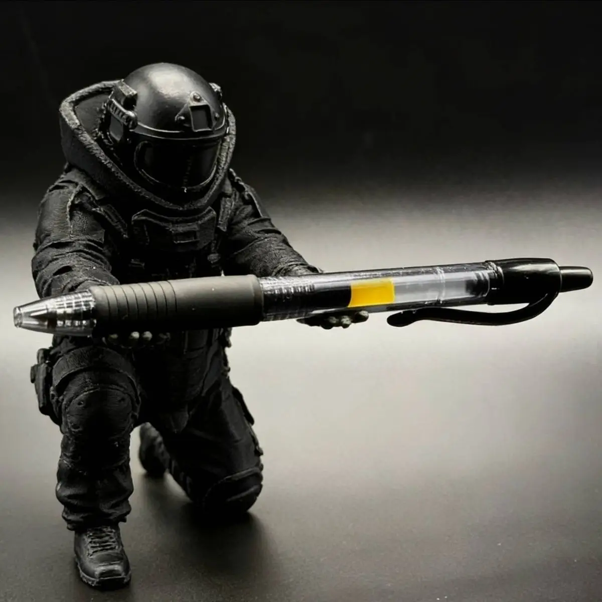 3D printing Super Saiyan creative pen holder decorates desktop ballpoint pen universal pen holder