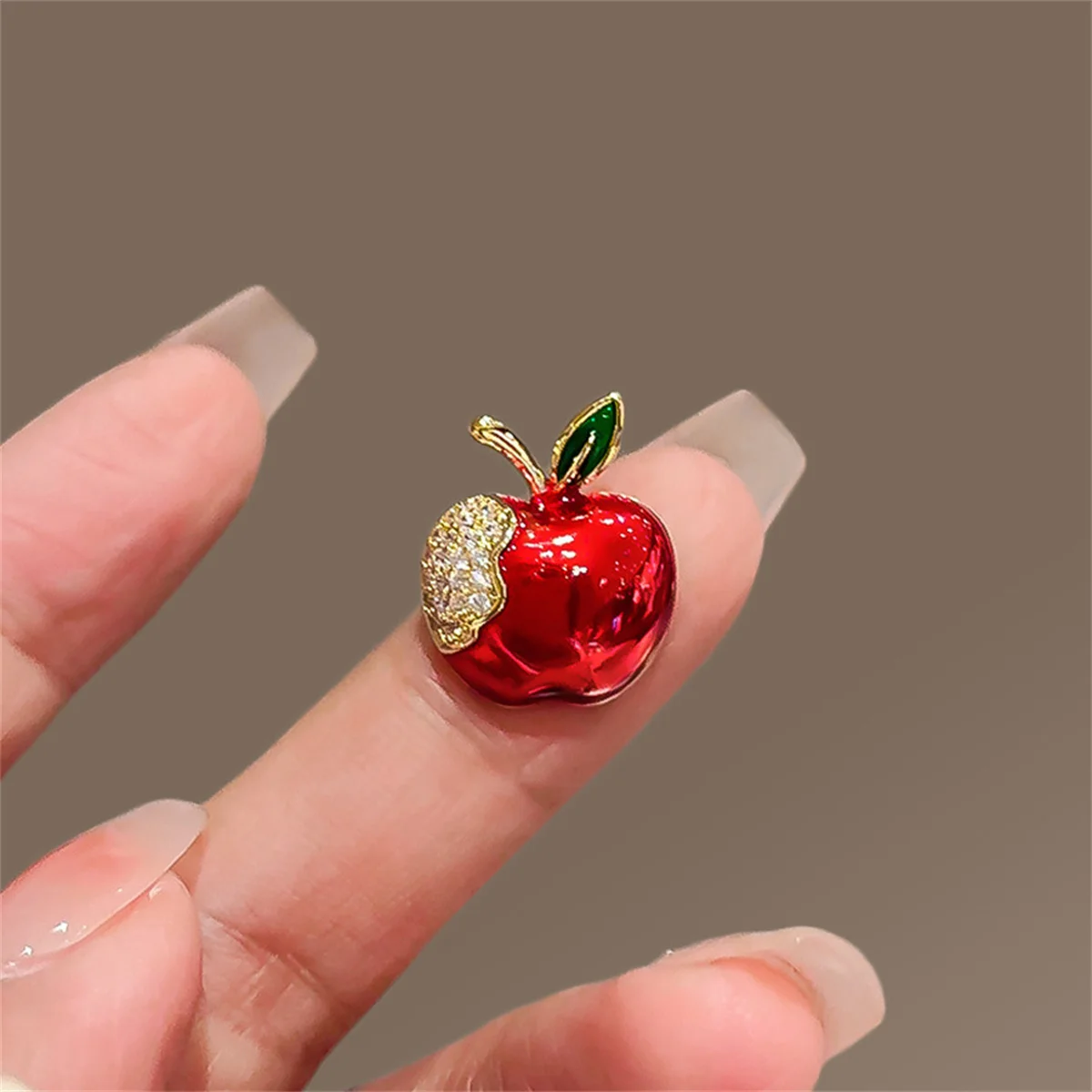 1PcCute والحلوة التفاح بروش رائعة الإبداعية دبوس الأزياء والمجوهرات اكسسوارات عشية عيد الميلاد حزب الديكور هدية بالجملة