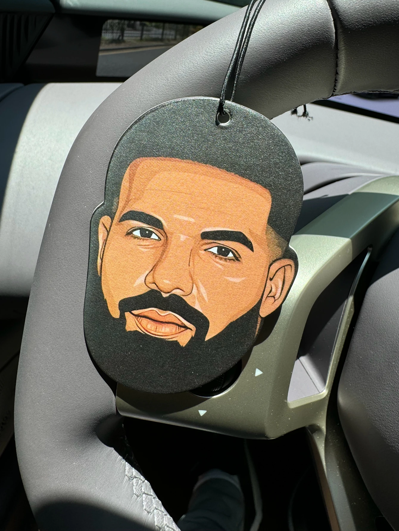 Drake Face Car Aromatherapy Tablet,Wardrobe Air Freshener,Perfume,Rearview Mirror Decoration,Car Jewelry Interior Pendant,Natural Scent Purify