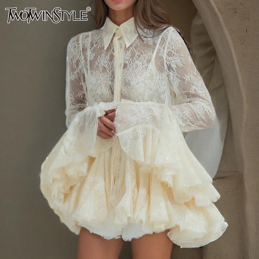 TWOTWINSTYLE الصلبة شير تقسم الدانتيل مثير فساتين صغيرة للنساء التلبيب طويلة الأكمام المرقعة الكشكشة طيات فستان أنثى جديد