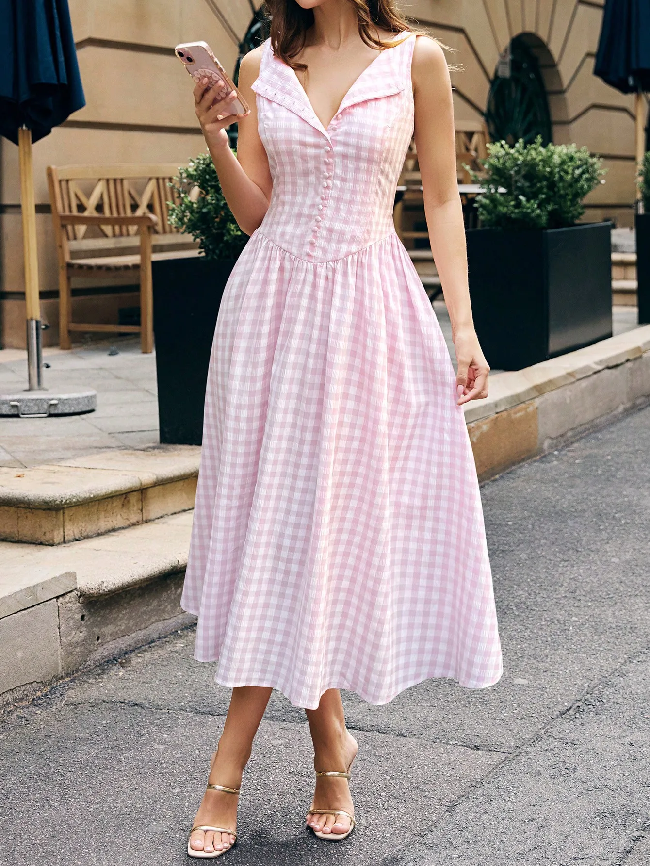 

Розовое платье миди в клетку без рукавов с V-образным вырезом и пуговицами спереди