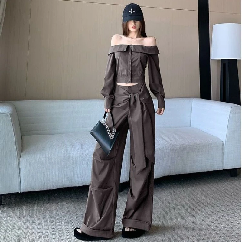 

Весенний новый модный комплект из двух предметов: женский сексуальный топ с открытыми плечами, на одной пуговице, с длинными рукавами + дизайнерские брюки с широкими штанинами на шнуровке.