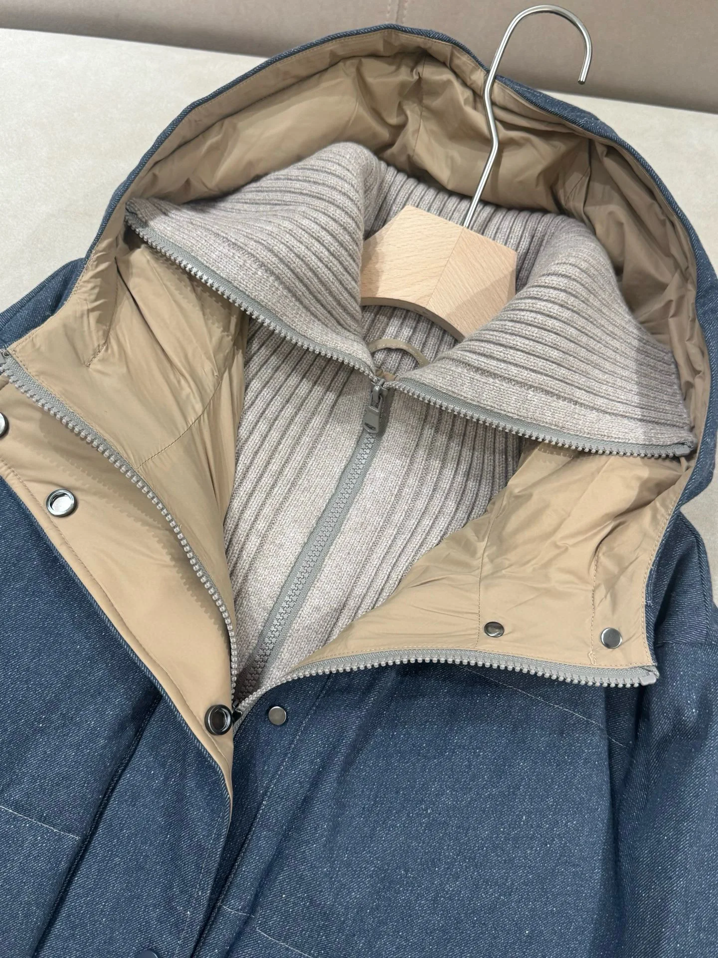 سترة نسائية شتوية جديدة عالية الجودة محبوكة بغطاء للرأس من ريش الإوز