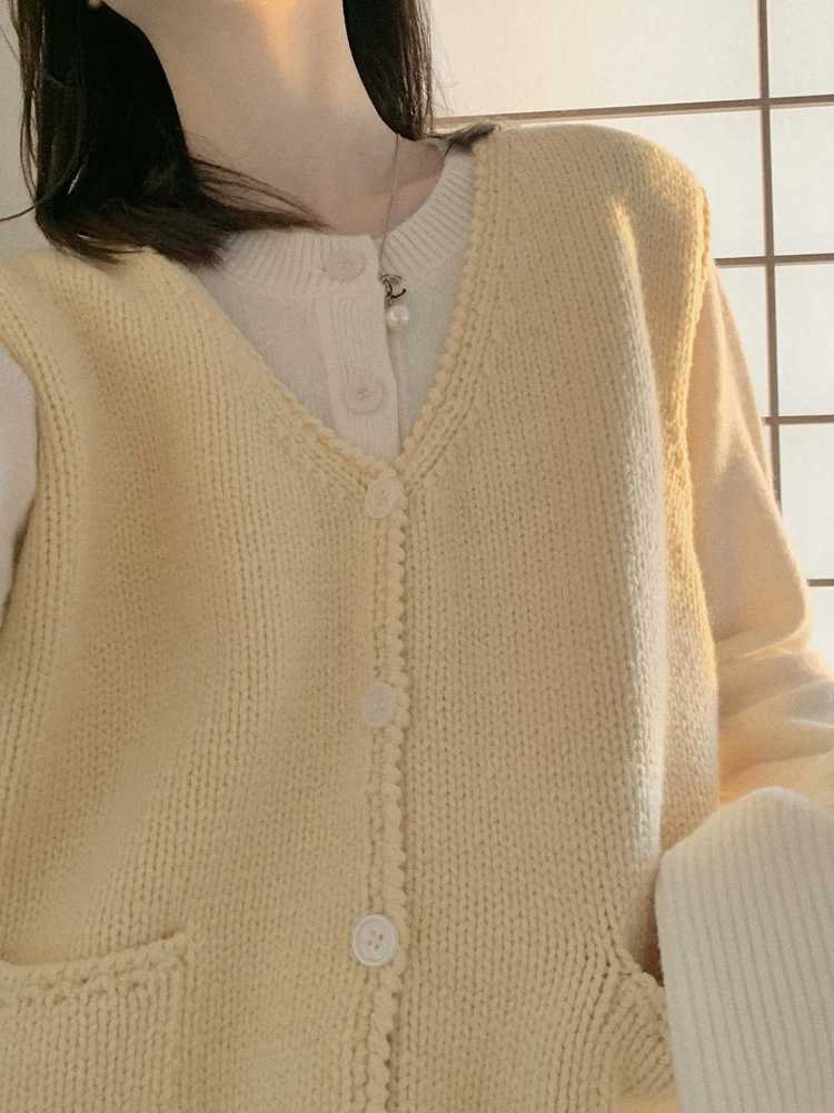 

Fretaro Women's Knitted V-Ne Single-Buled Vest Hand-Hooked Lace Casual Loose Fit Thiened Winter Outerwear