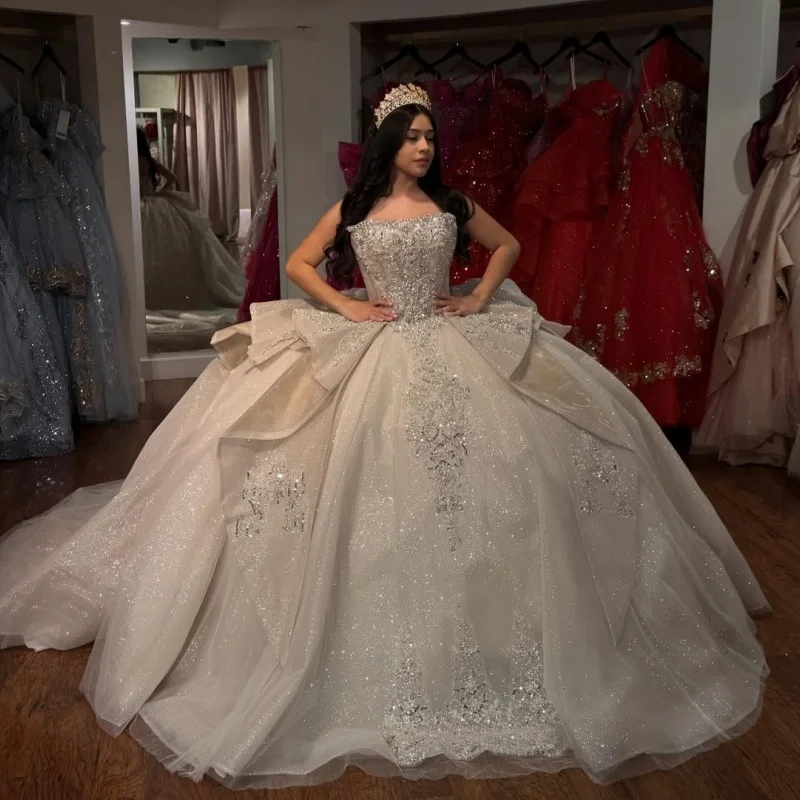 

Легкие шампанские платья для квинсеаньеры с открытыми плечами, с кристаллами, многослойной отделкой, длинным шлейфом и бантом, Vestido 15 Quinceanera, на заказ