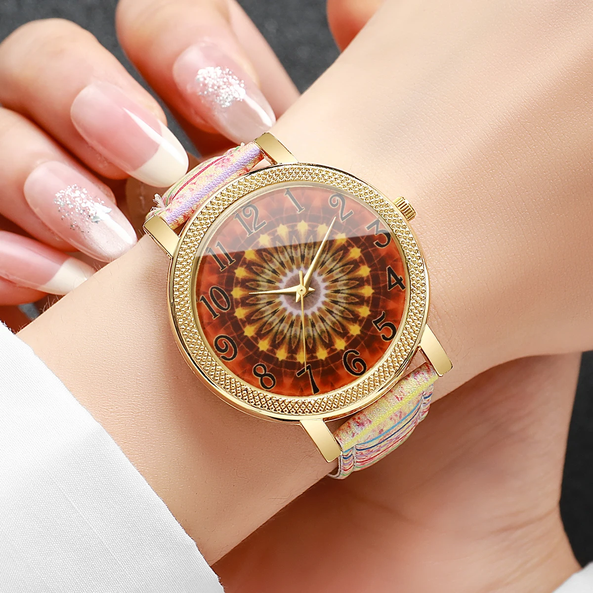 1Pcs Women's Gift Watch Temperament Elegant Personality Scale Dial Trendy Fashion Quartz Watch, Best Gift for Girls(without box)